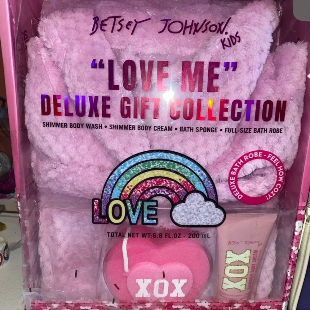 Betsey Johnson Kids Pink Love Me Deluxe Gift Collection -Robe Spa Set